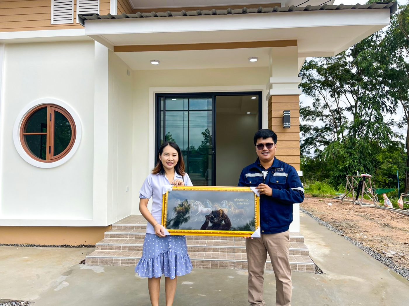ลูกค้ารับกุญแจหน้าบ้านใหม่